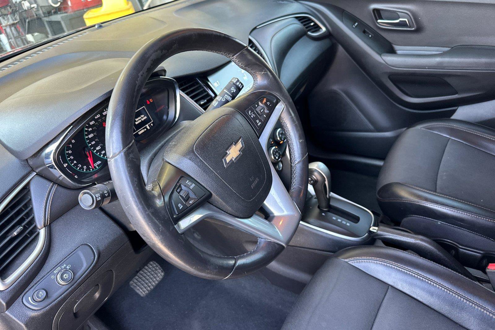Used 2017 Chevrolet Trax LT w/ LT Convenience Package FWD image 10