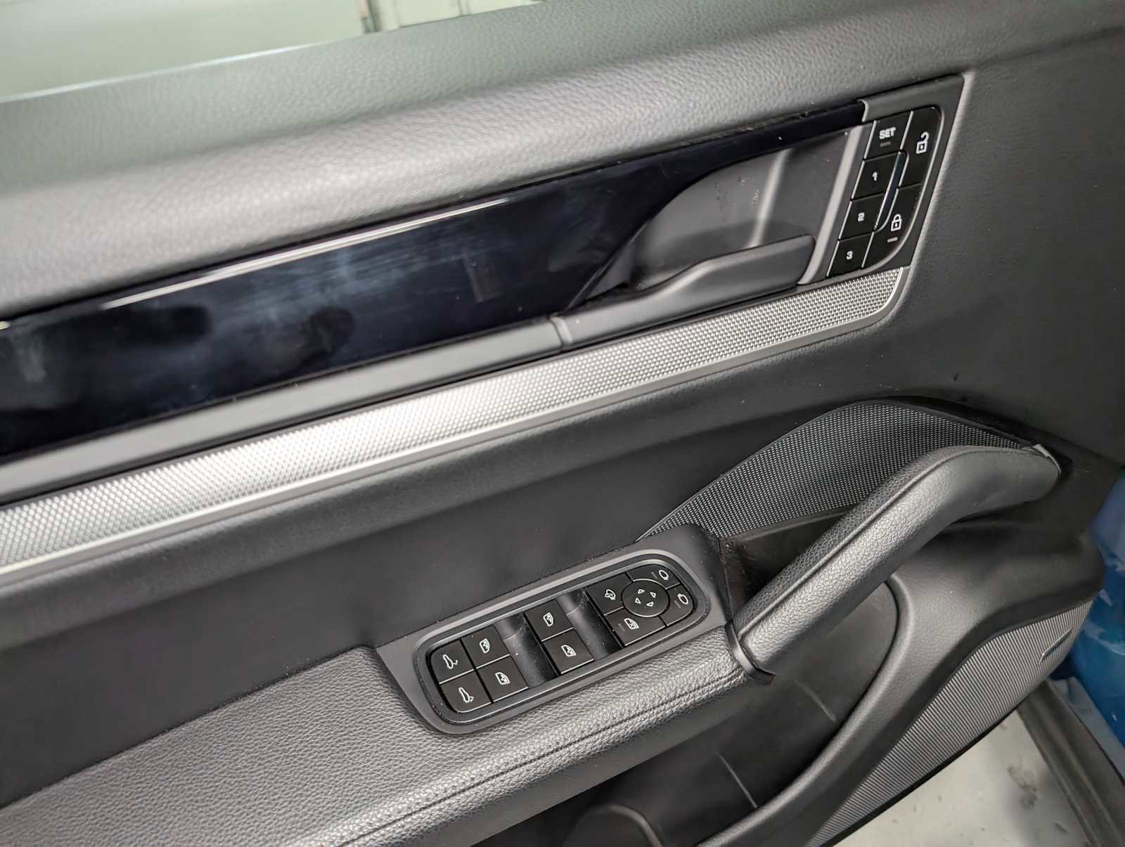 Used 2024 Porsche Cayenne S image 33