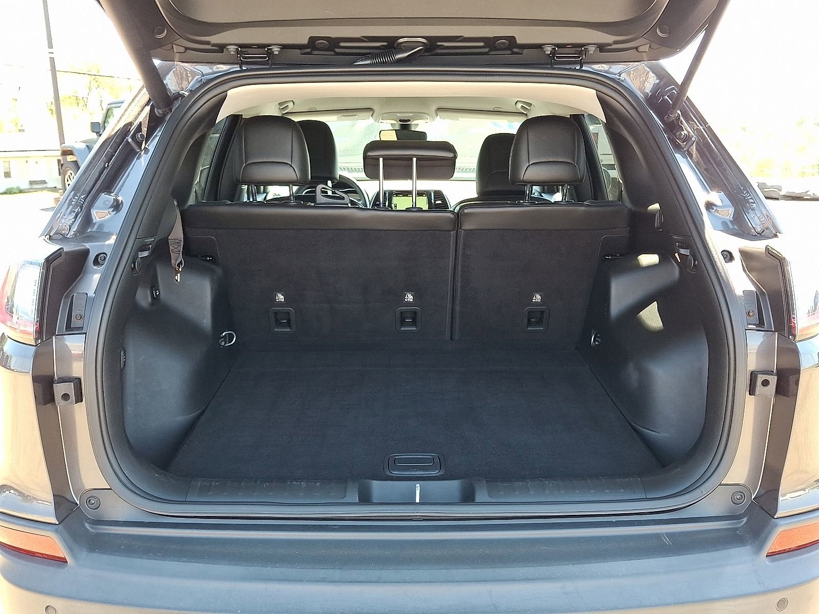 Used 2019 Jeep Cherokee Limited AWD/4WD image 28