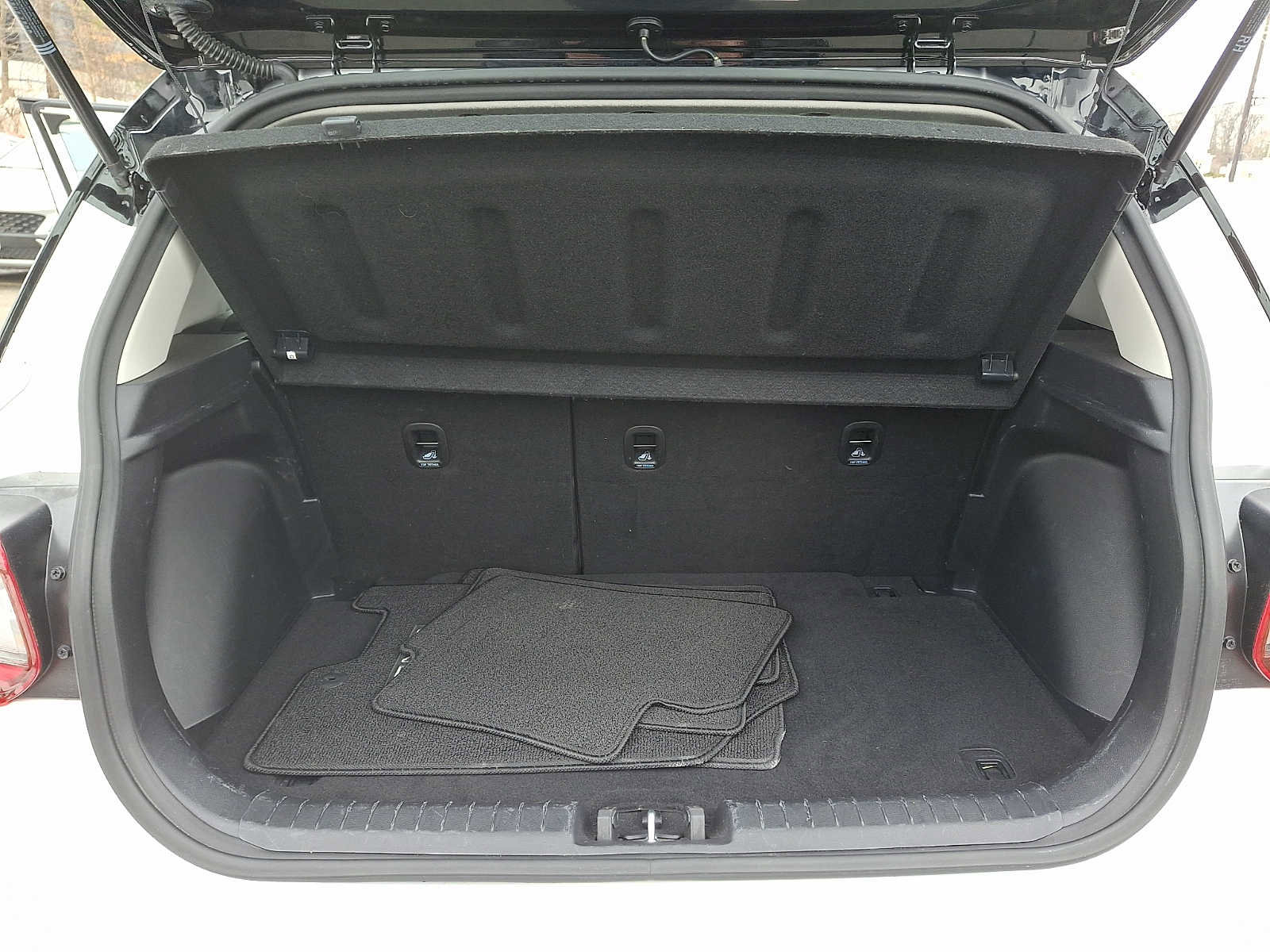 Used 2023 Hyundai Venue Limited image 27