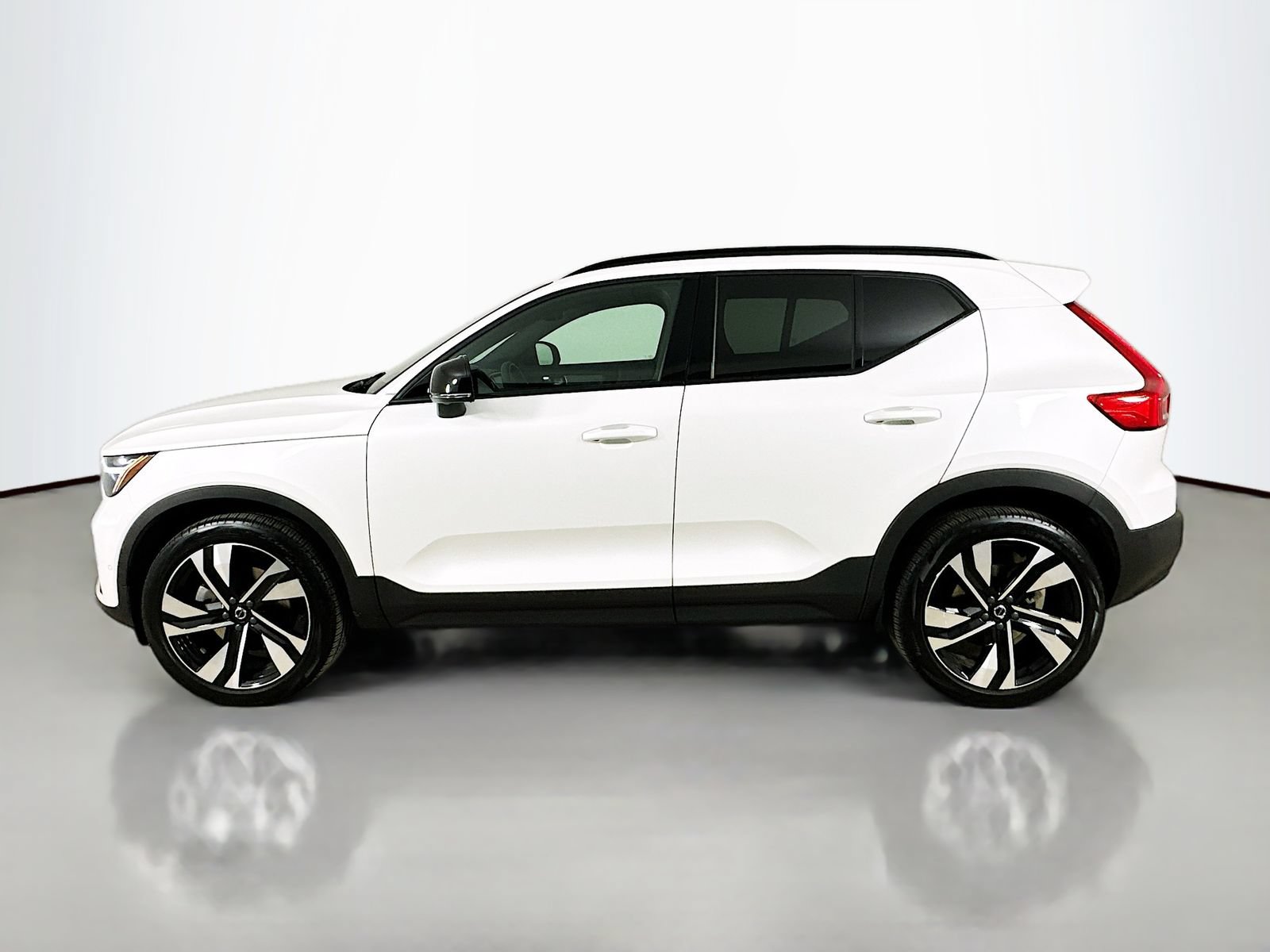 Used 2024 Volvo XC40 B5 Ultimate w/ Climate Package AWD/4WD image 8