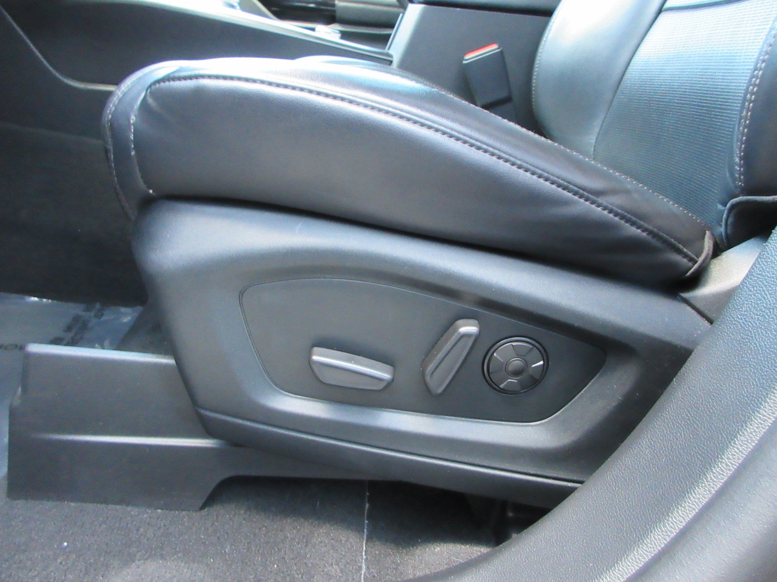 Used 2021 Ford Explorer Platinum w/ Equipment Group 601A AWD/4WD image 38