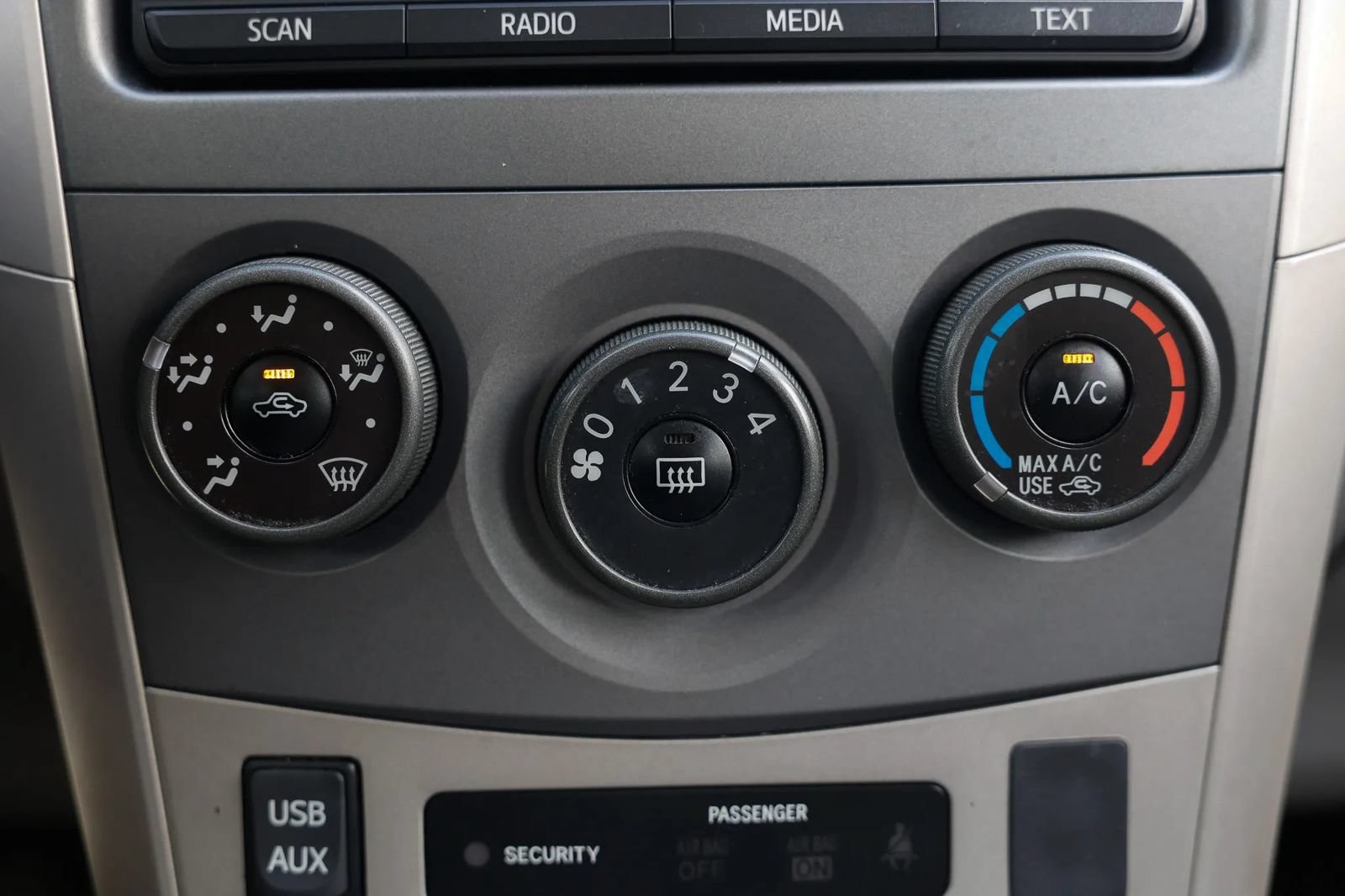 Used 2012 Toyota Corolla LE FWD image 28