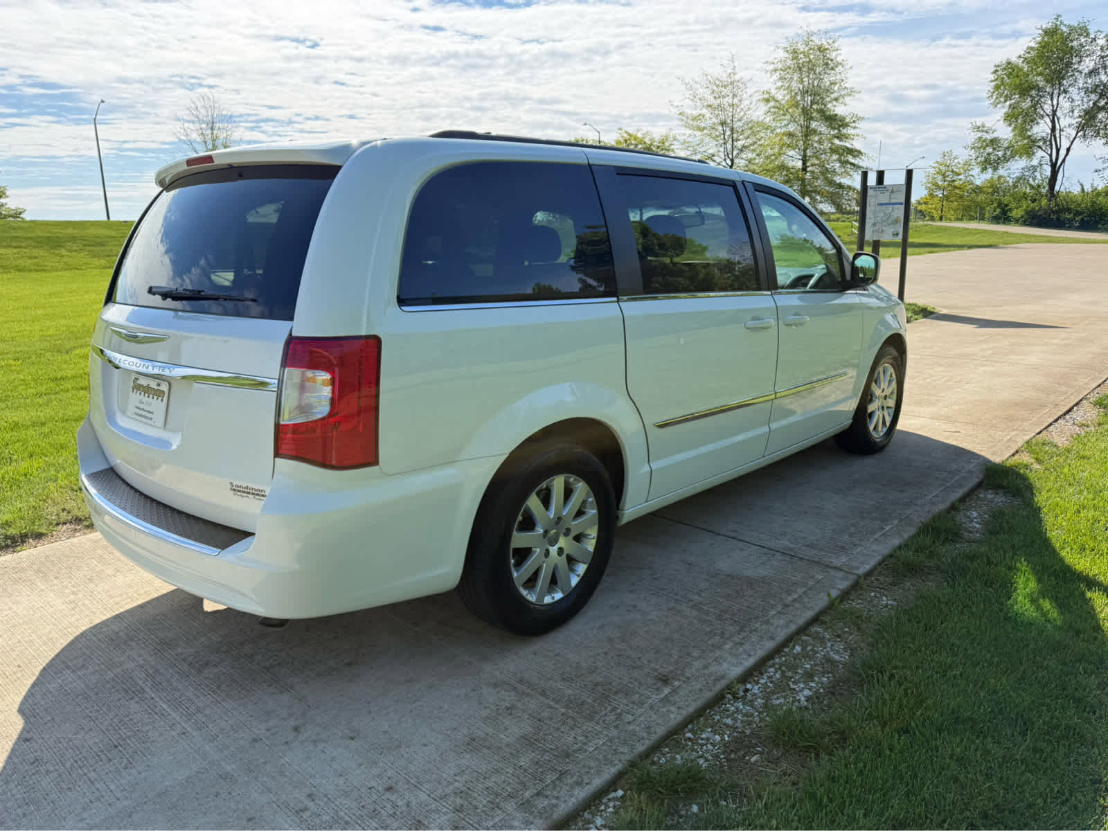 Used 2016 Chrysler Town & Country Touring FWD image 5