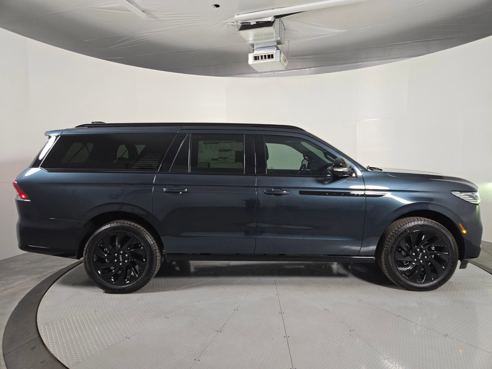New 2026 Lincoln Navigator L Reserve w/ Jet Appearance Package AWD/4WD image 3