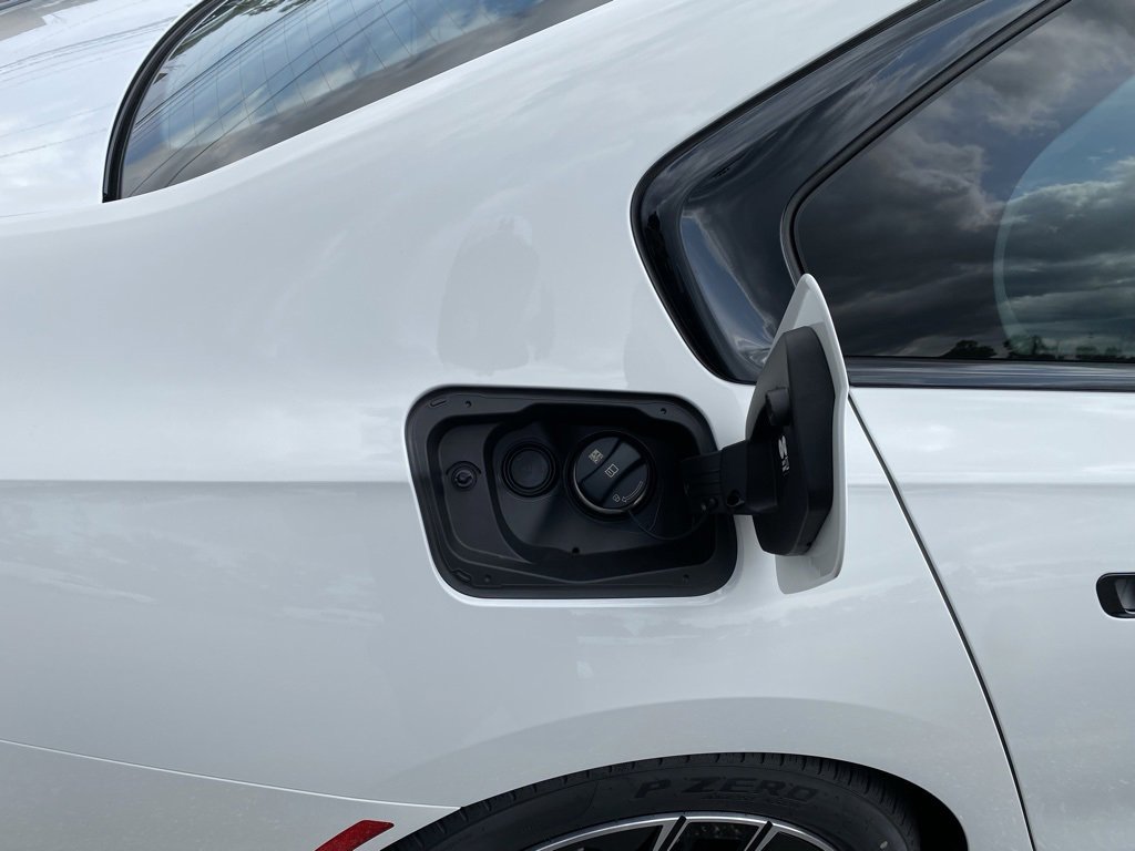 New 2026 BMW 750e xDrive w/ Premium Package image 20