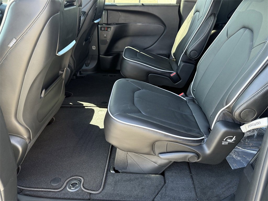 New 2026 Chrysler Pacifica Limited image 24