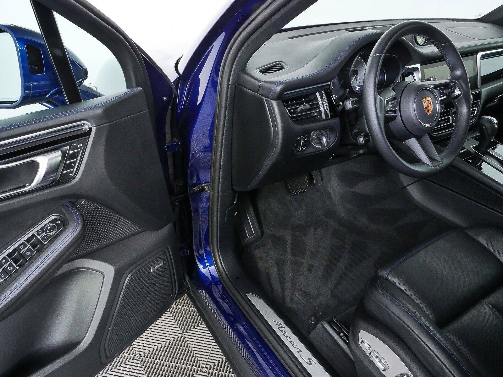 Certified 2023 Porsche Macan S AWD/4WD image 8