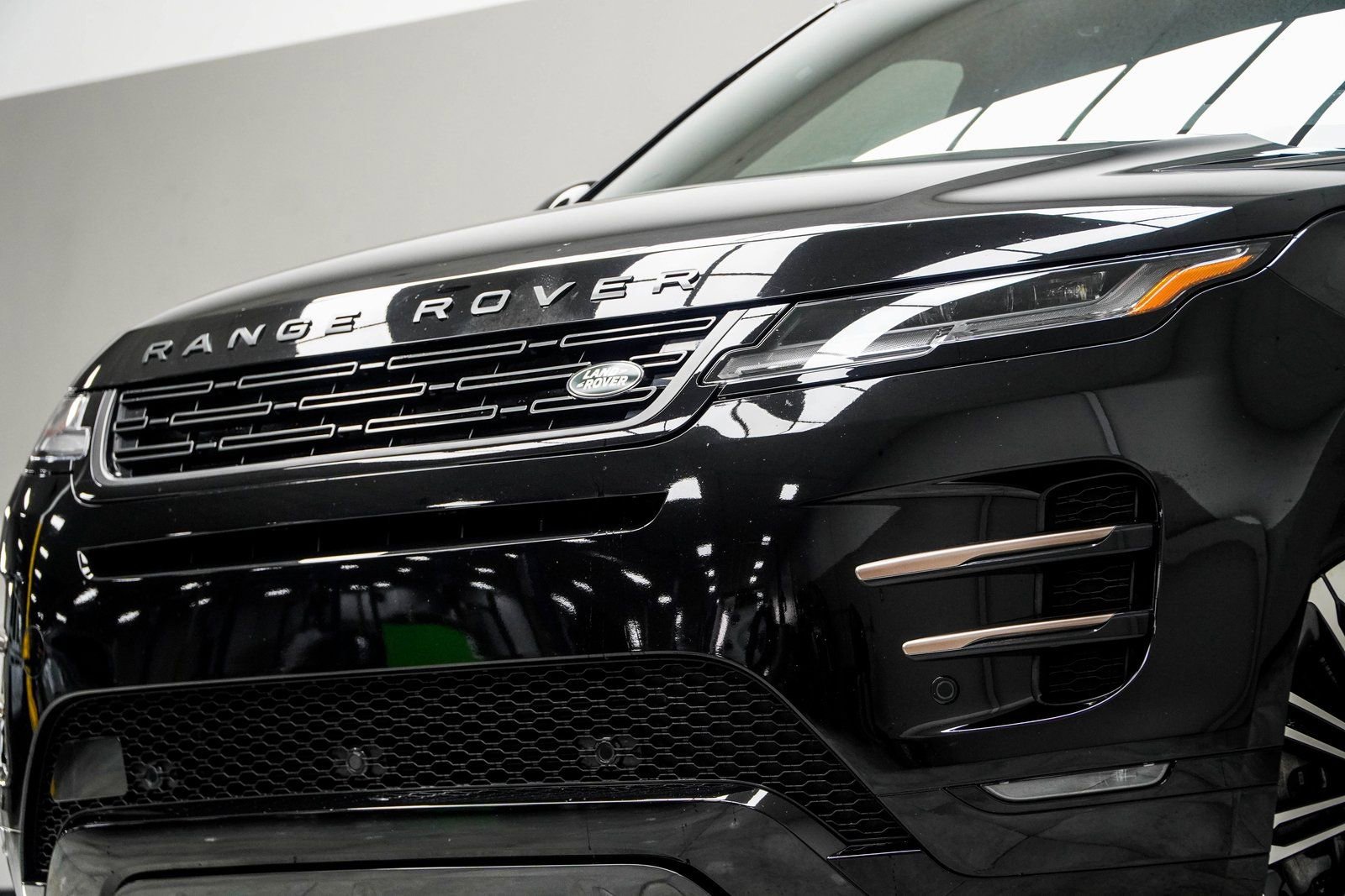 Used 2024 Land Rover Range Rover Evoque Dynamic SE image 2