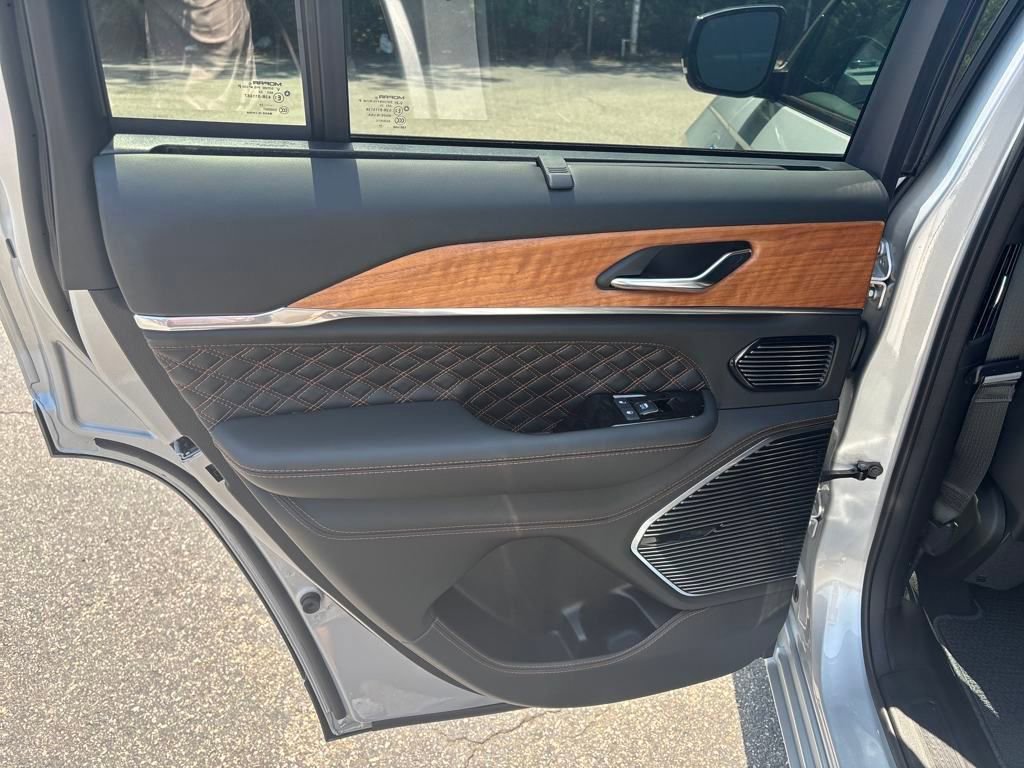 New 2024 Jeep Grand Cherokee Summit AWD/4WD image 16