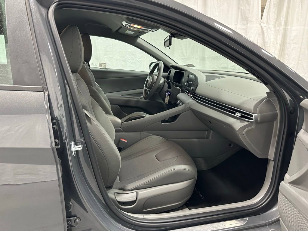 Used 2025 Hyundai Elantra SE image 51