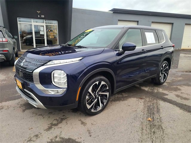 Used 2023 Mitsubishi Outlander SE image 2