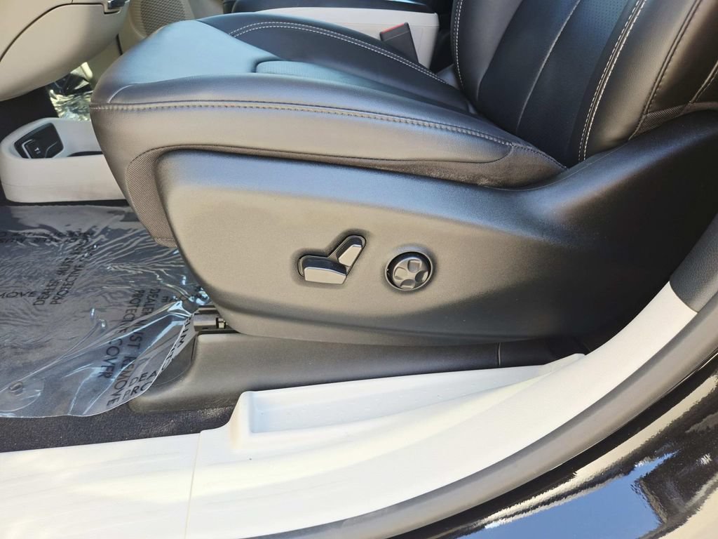 Certified 2024 Chrysler Pacifica Touring-L AWD/4WD image 38