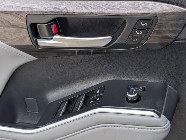 Used 2023 Toyota Highlander Limited image 25