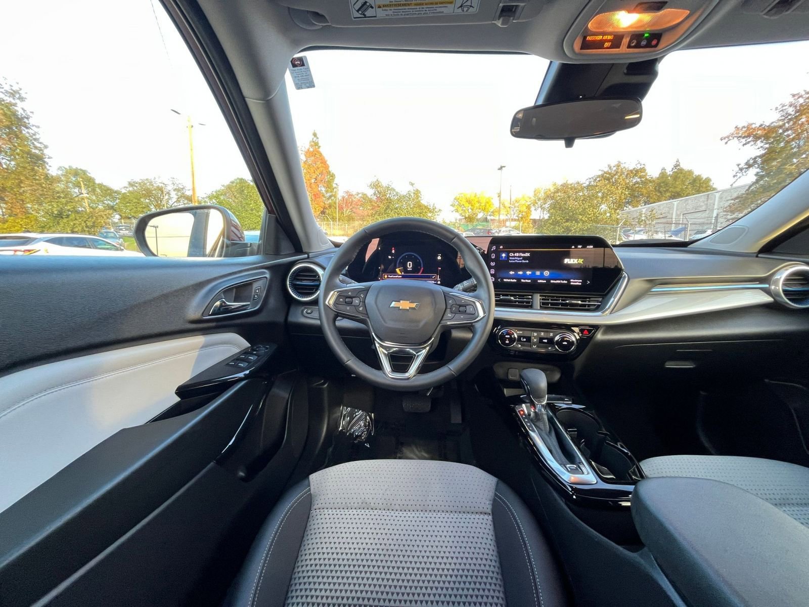 Used 2025 Chevrolet Trax LT w/ LT Convenience Package image 32