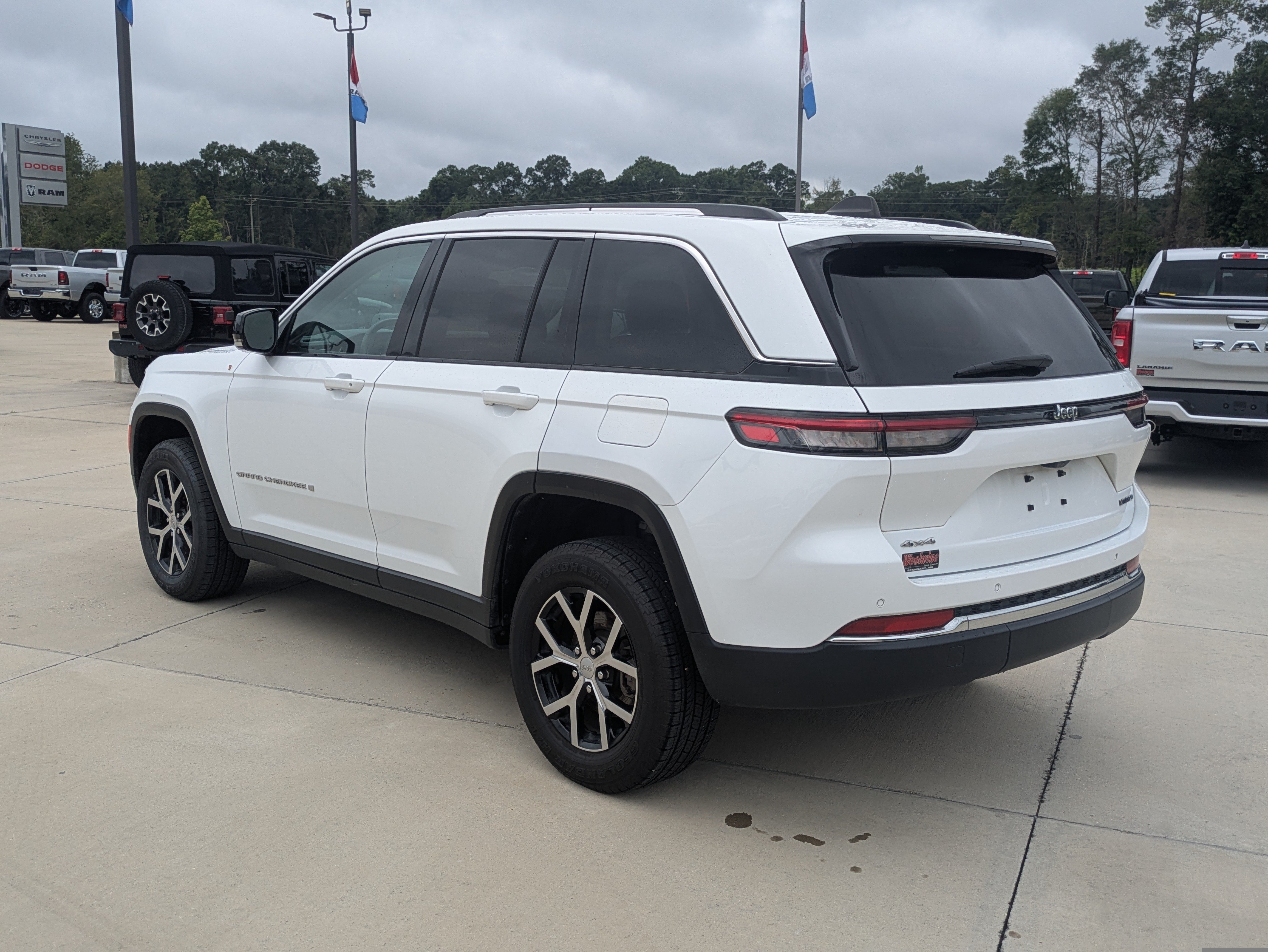Used 2023 Jeep Grand Cherokee Limited AWD/4WD image 6