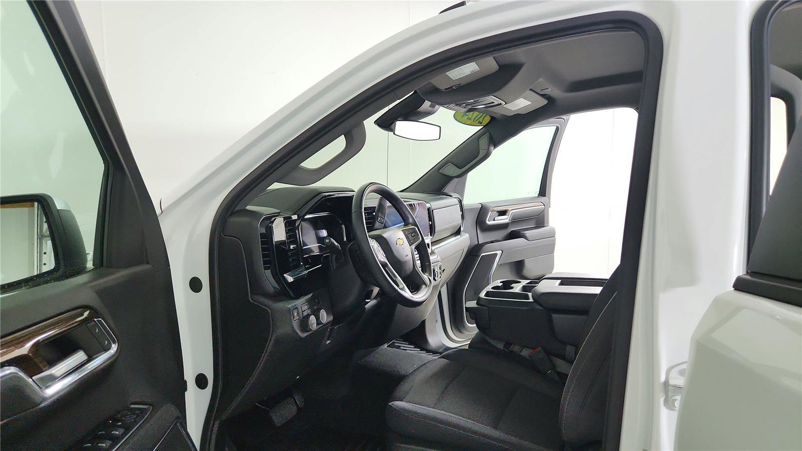 Used 2024 Chevrolet Silverado 1500 LT AWD/4WD image 9