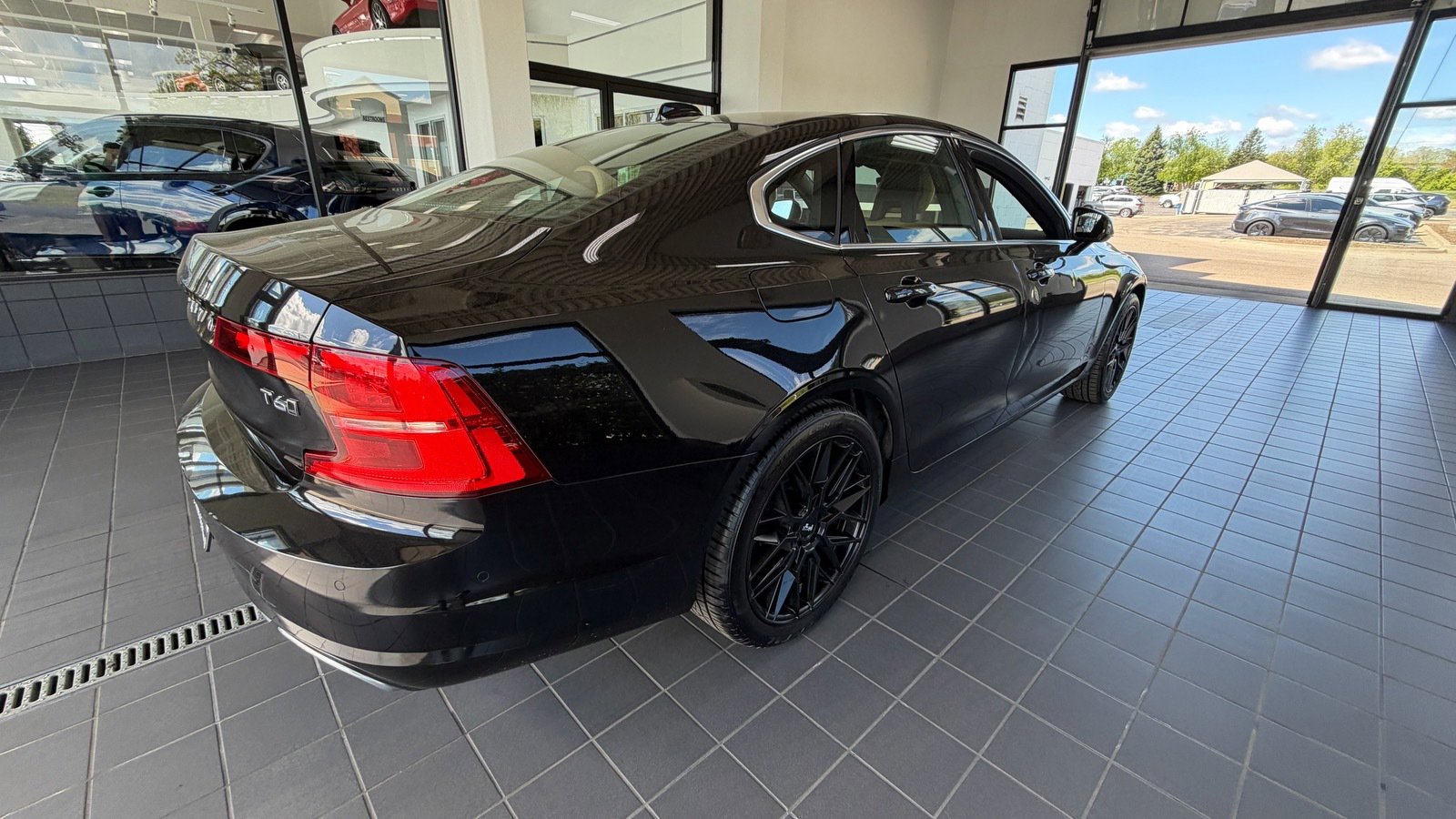Used 2017 Volvo S90 T6 Momentum w/ Vision Package AWD/4WD image 3