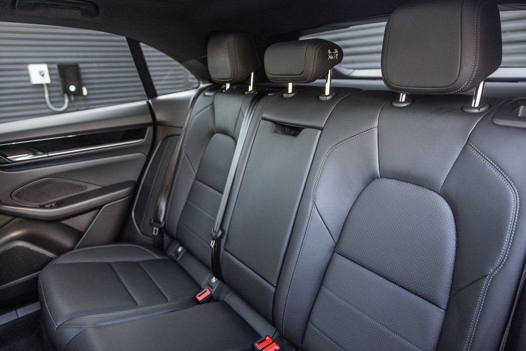 Certified 2025 Porsche Macan Electric image 16