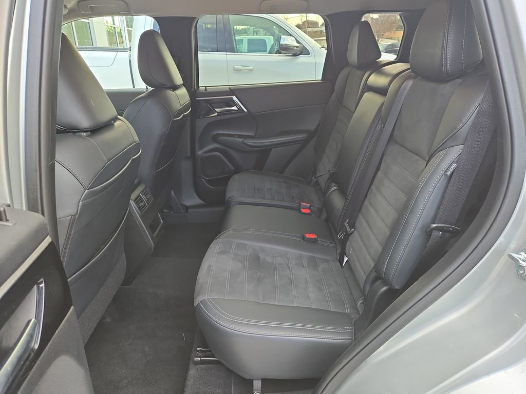 Used 2024 Mitsubishi Outlander SE image 15
