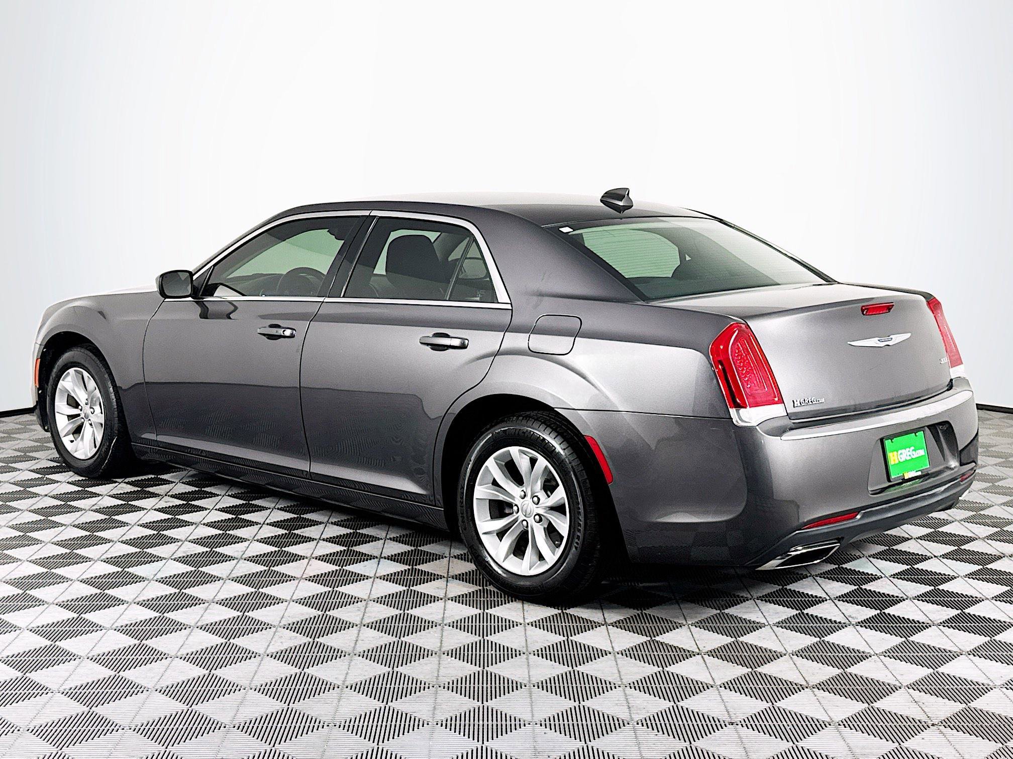 Used 2020 Chrysler 300 Touring RWD image 6