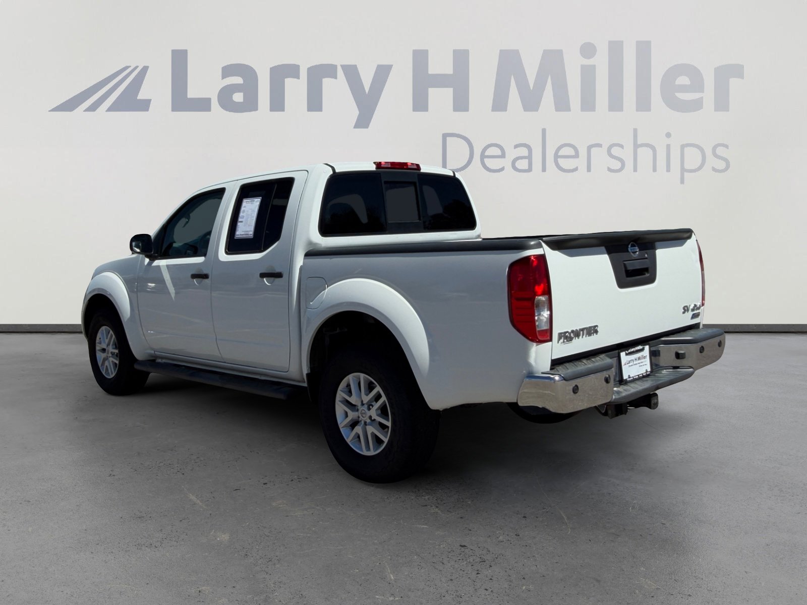 Used 2017 Nissan Frontier SV w/ SV Value Truck Package AWD/4WD image 4