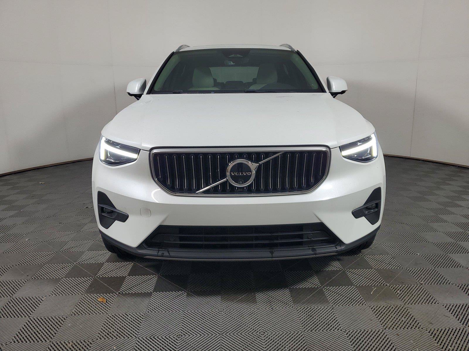 Used 2024 Volvo XC40 B5 Plus w/ Protection Package Premier AWD/4WD image 2