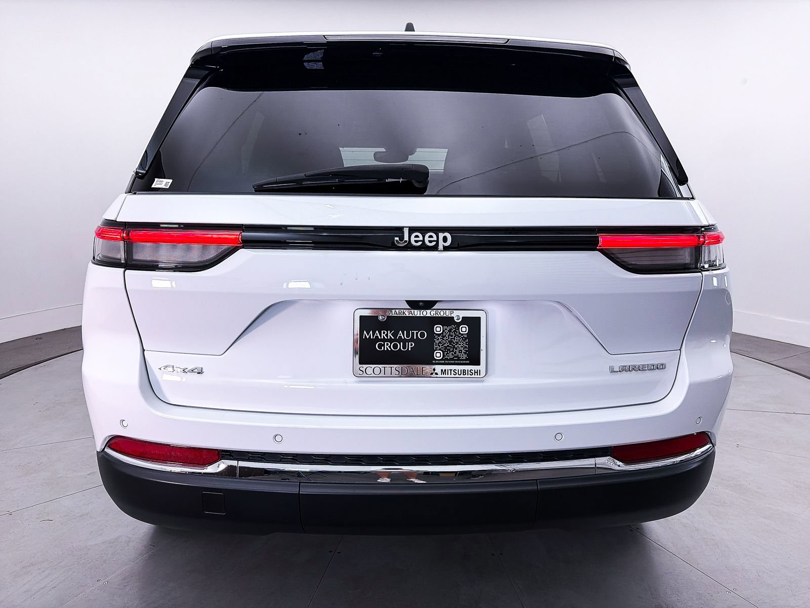 Used 2023 Jeep Grand Cherokee Laredo w/ Trailer Tow Prep Group (B) AWD/4WD image 13
