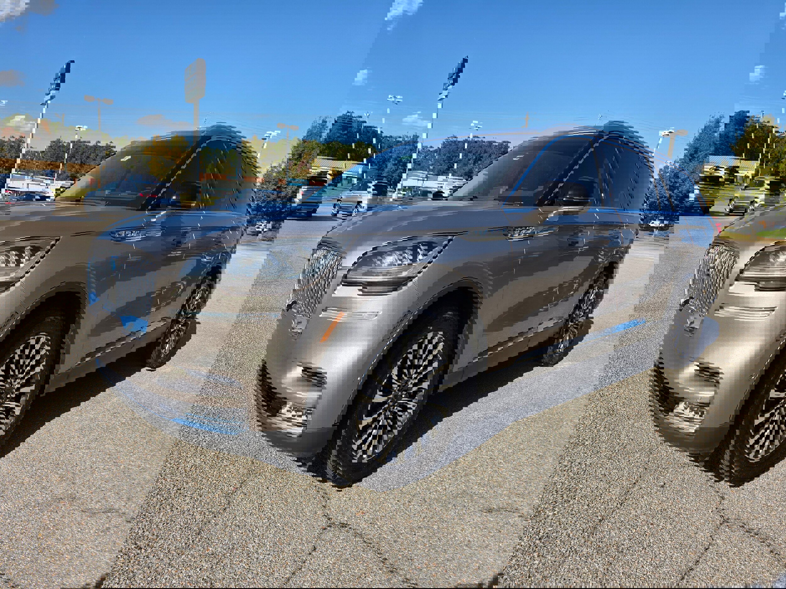 Used 2020 Lincoln Aviator Reserve w/ Elements Package Plus image 2