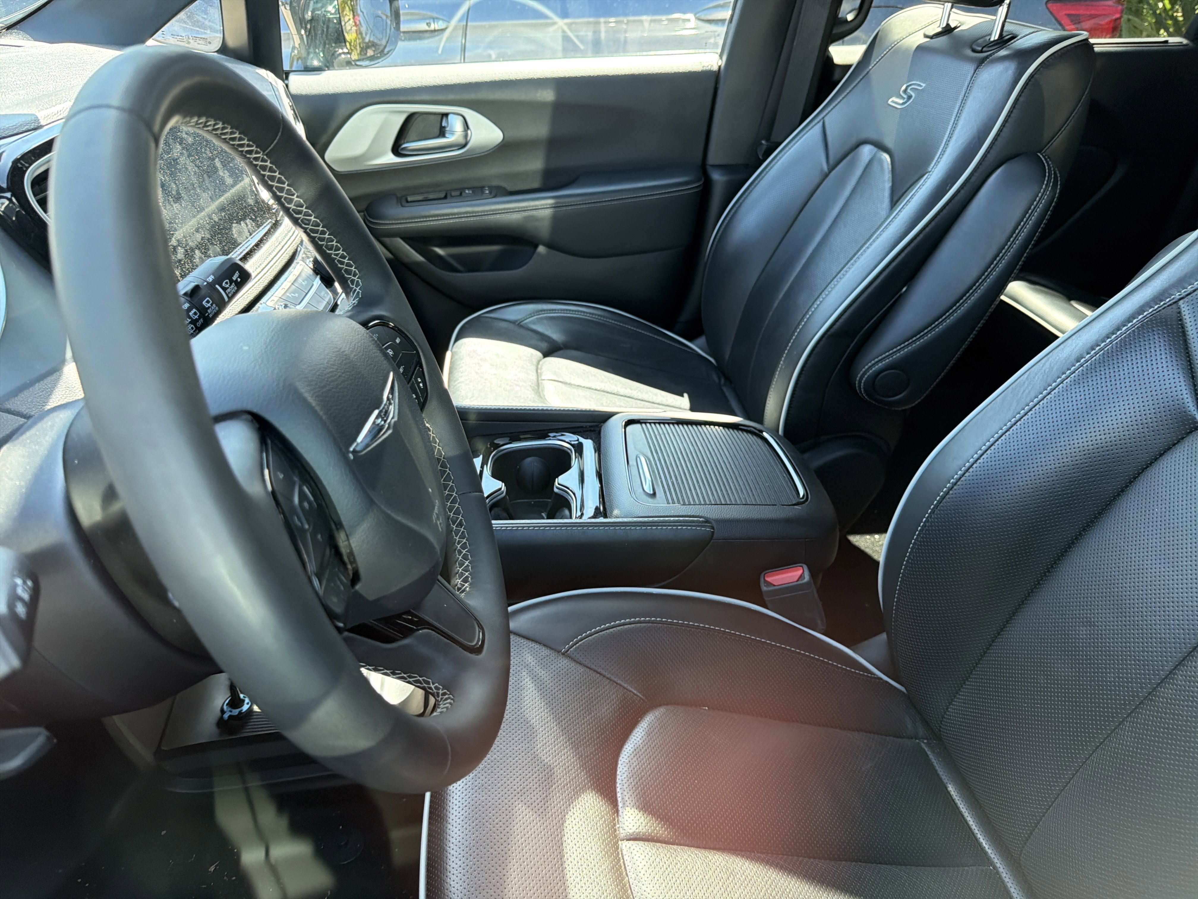 Used 2025 Chrysler Pacifica Limited image 5