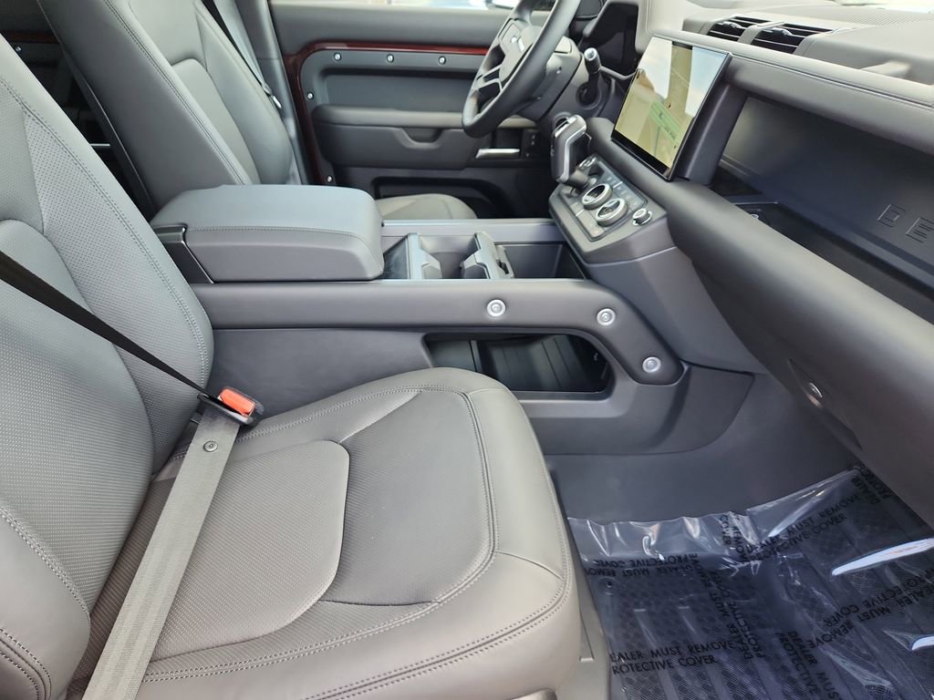 Used 2025 Land Rover Defender 130 X-Dynamic SE image 3
