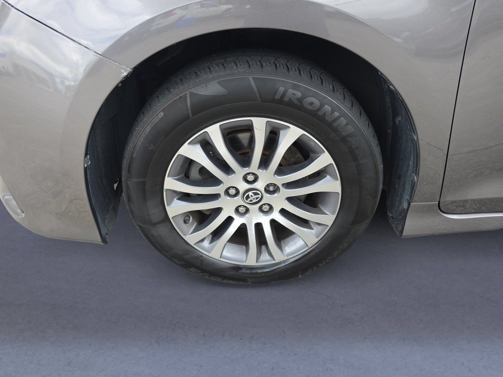 Used 2020 Toyota Sienna XLE Premium FWD image 34