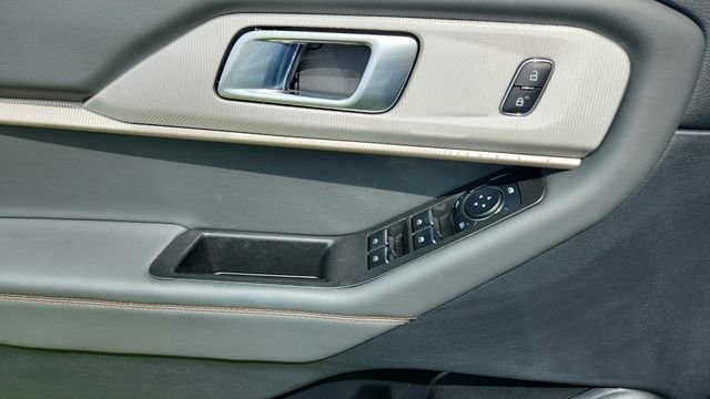 Used 2025 Ford Explorer Active AWD/4WD image 20