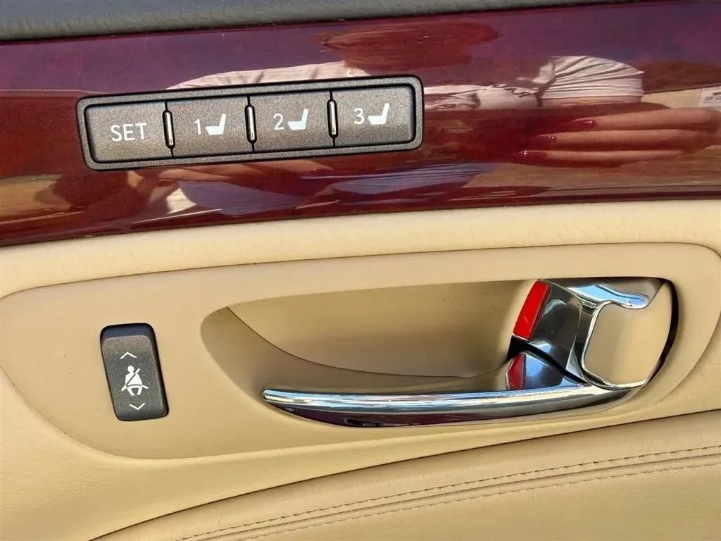 Used 2009 Lexus LS 460 w/ Comfort Pkg RWD image 34