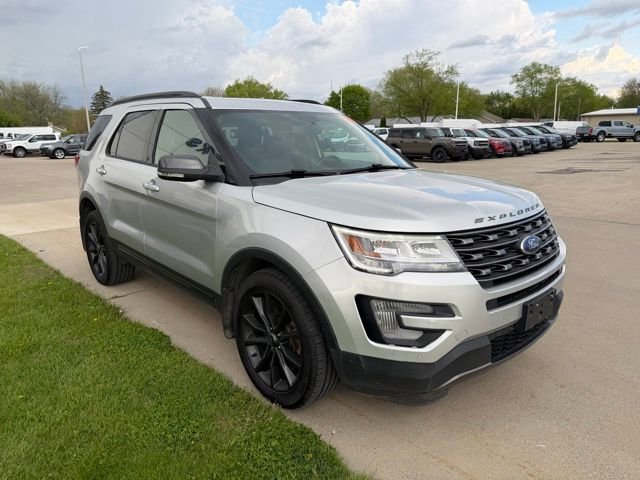 Used 2017 Ford Explorer XLT w/ XLT Technology Feature Bundle AWD/4WD image 8