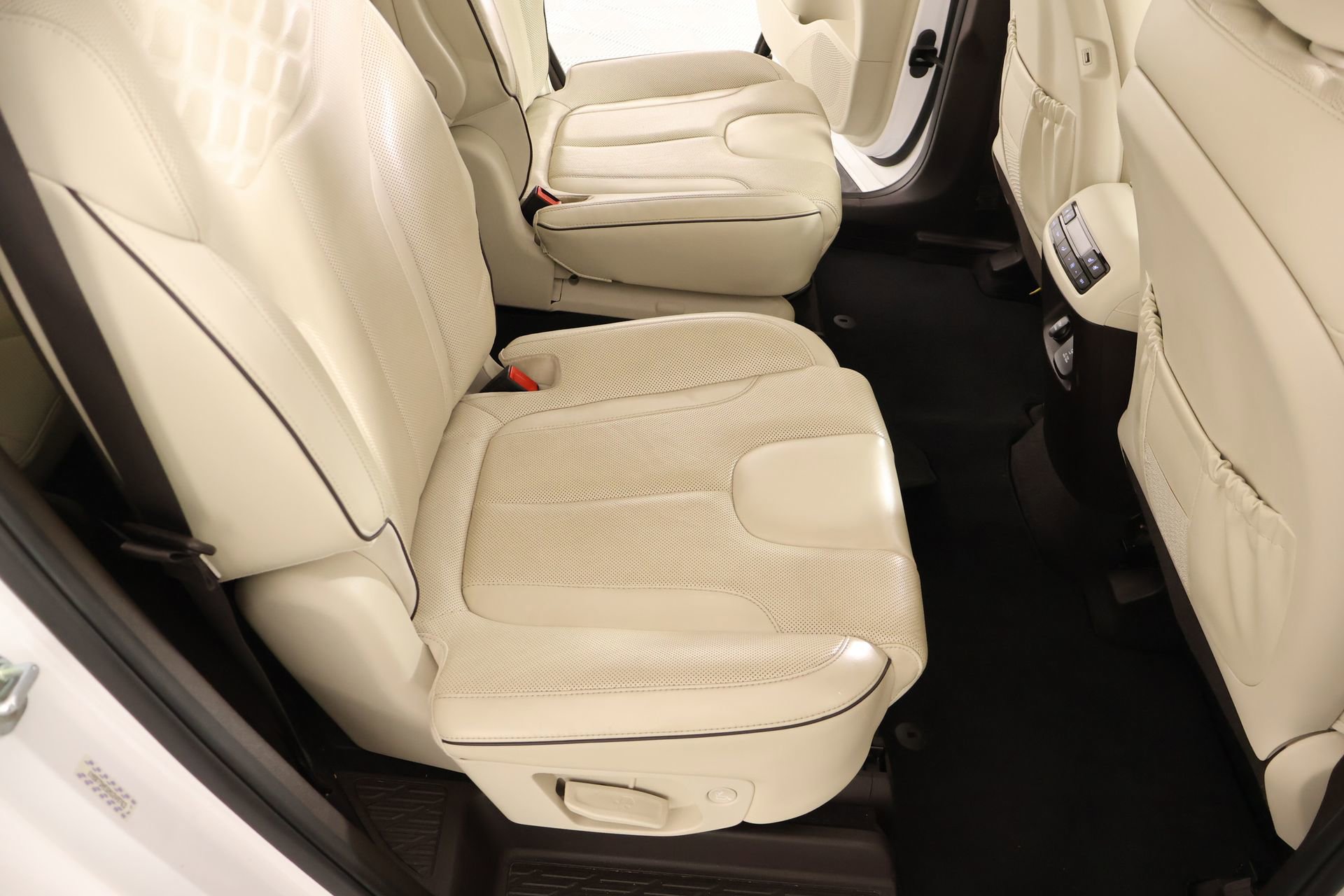 Used 2021 Hyundai Palisade Calligraphy image 16