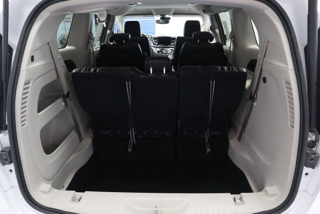 Used 2022 Chrysler Pacifica Touring-L image 16