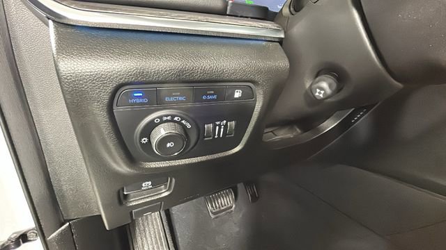 Used 2023 Jeep Grand Cherokee Overland w/ Luxury Tech Group IV AWD/4WD image 17