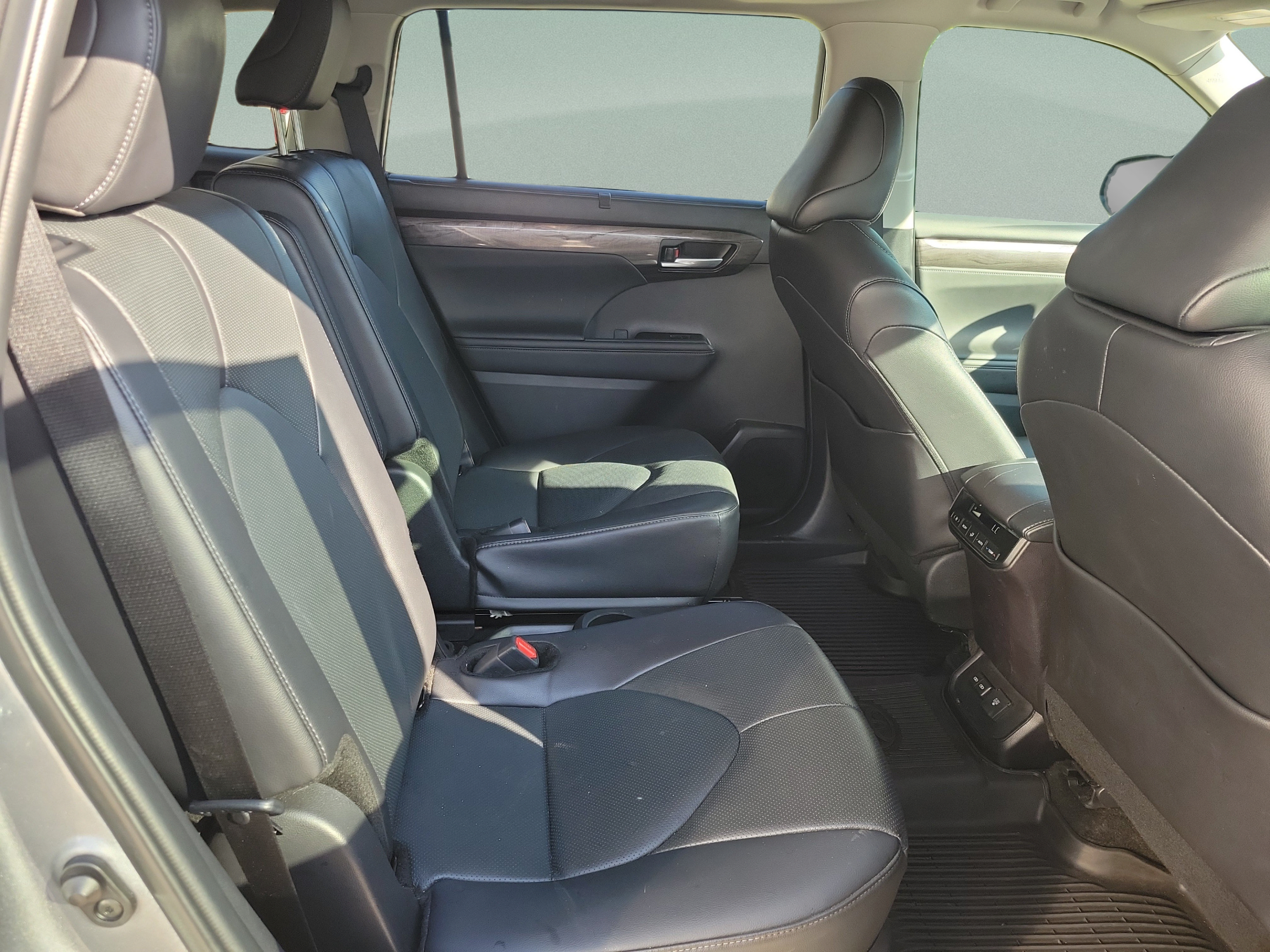 Certified 2025 Toyota Highlander Limited FWD image 28