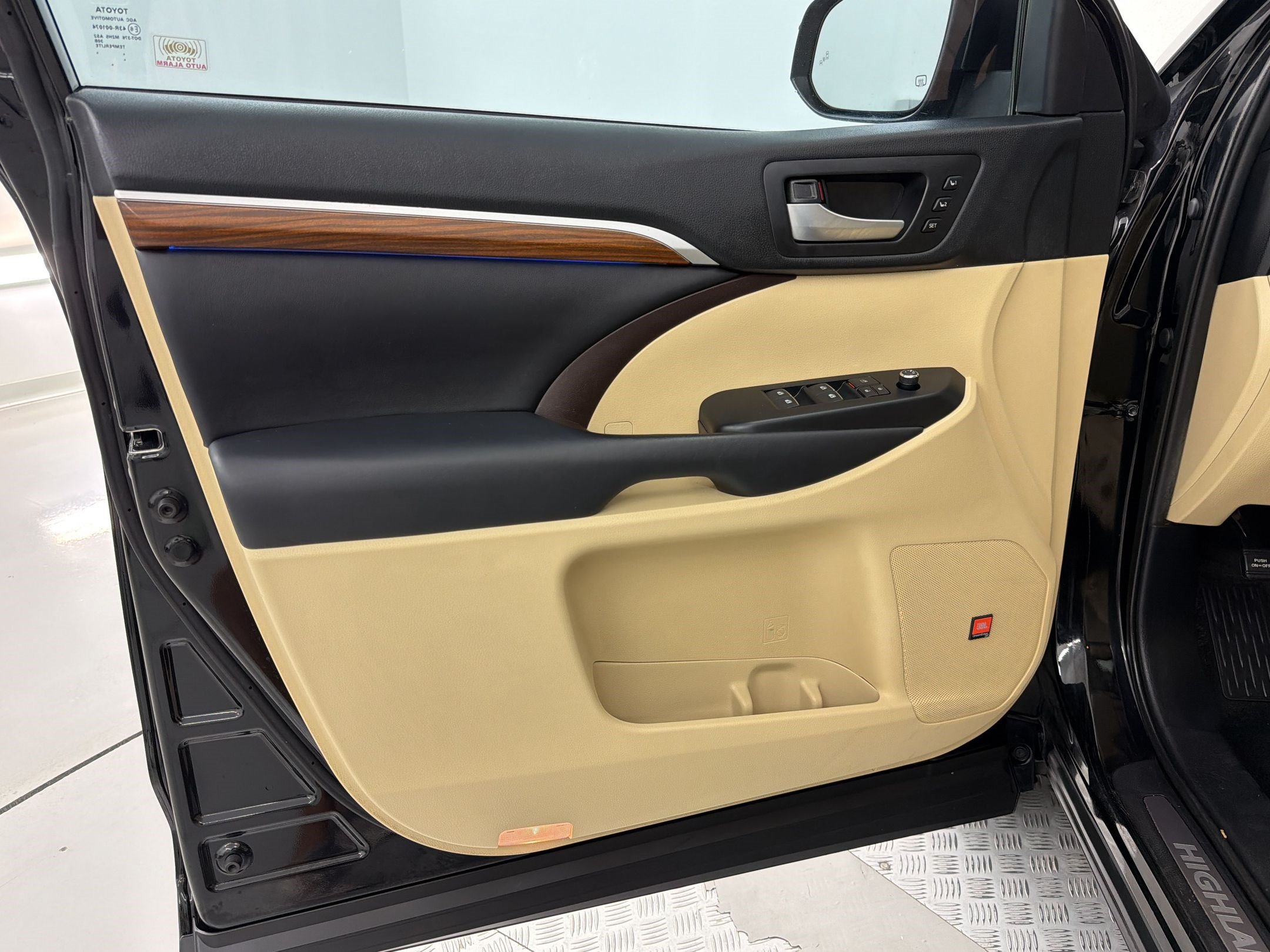 Used 2019 Toyota Highlander Limited FWD image 26