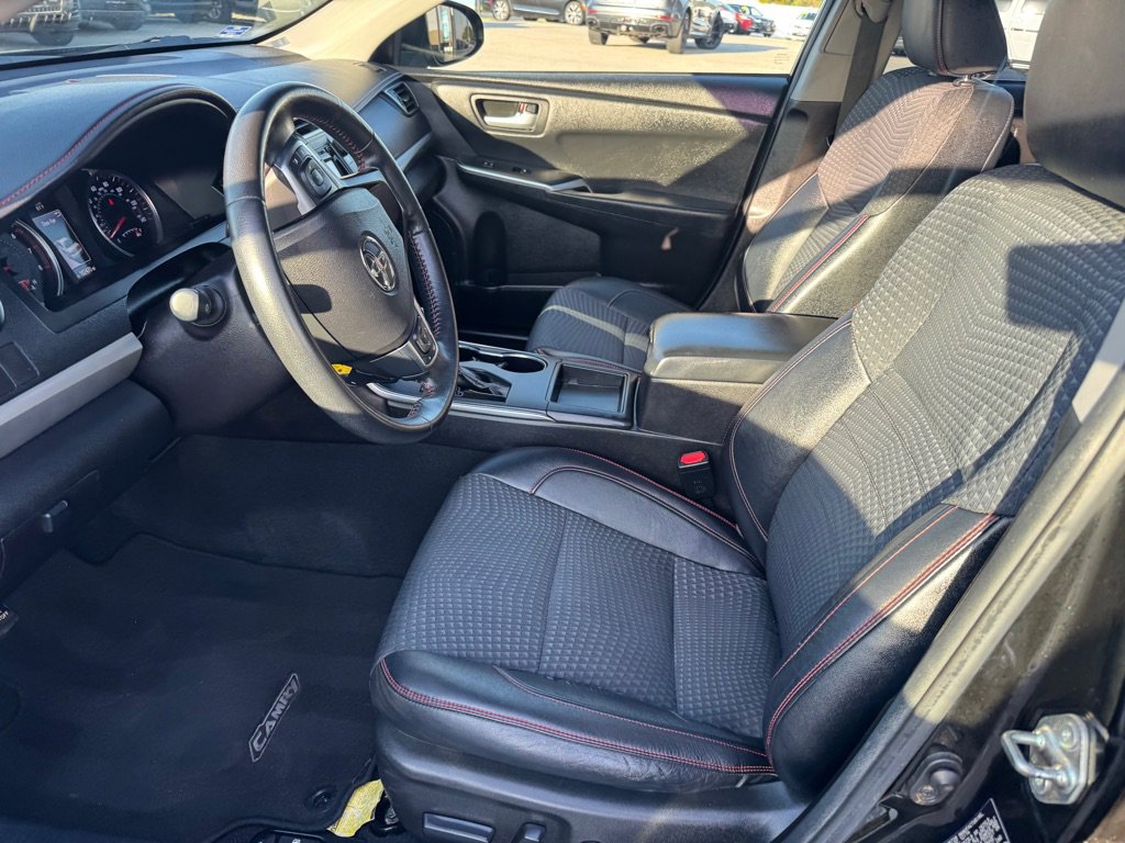 Used 2015 Toyota Camry SE w/ Moonroof Package FWD image 22