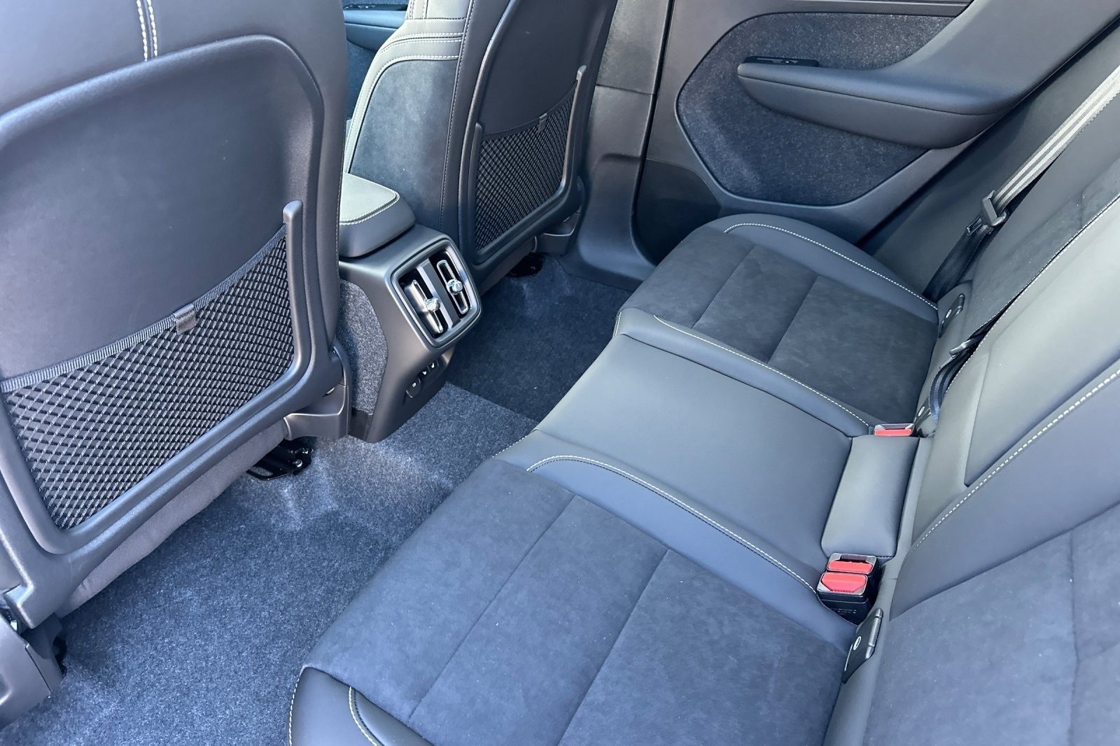 New 2026 Volvo XC40 B5 Ultra w/ Protection Package Premier image 4