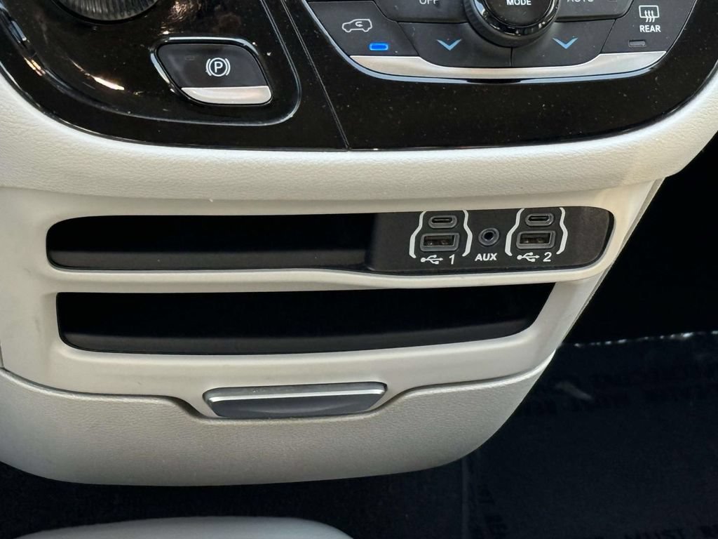 Used 2024 Chrysler Pacifica Touring-L FWD image 30