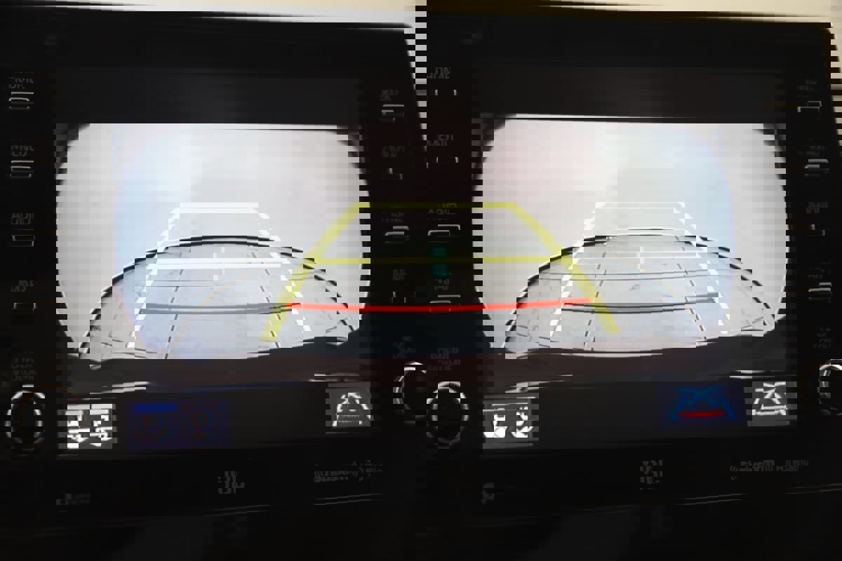 Used 2021 Toyota Camry XSE FWD image 9