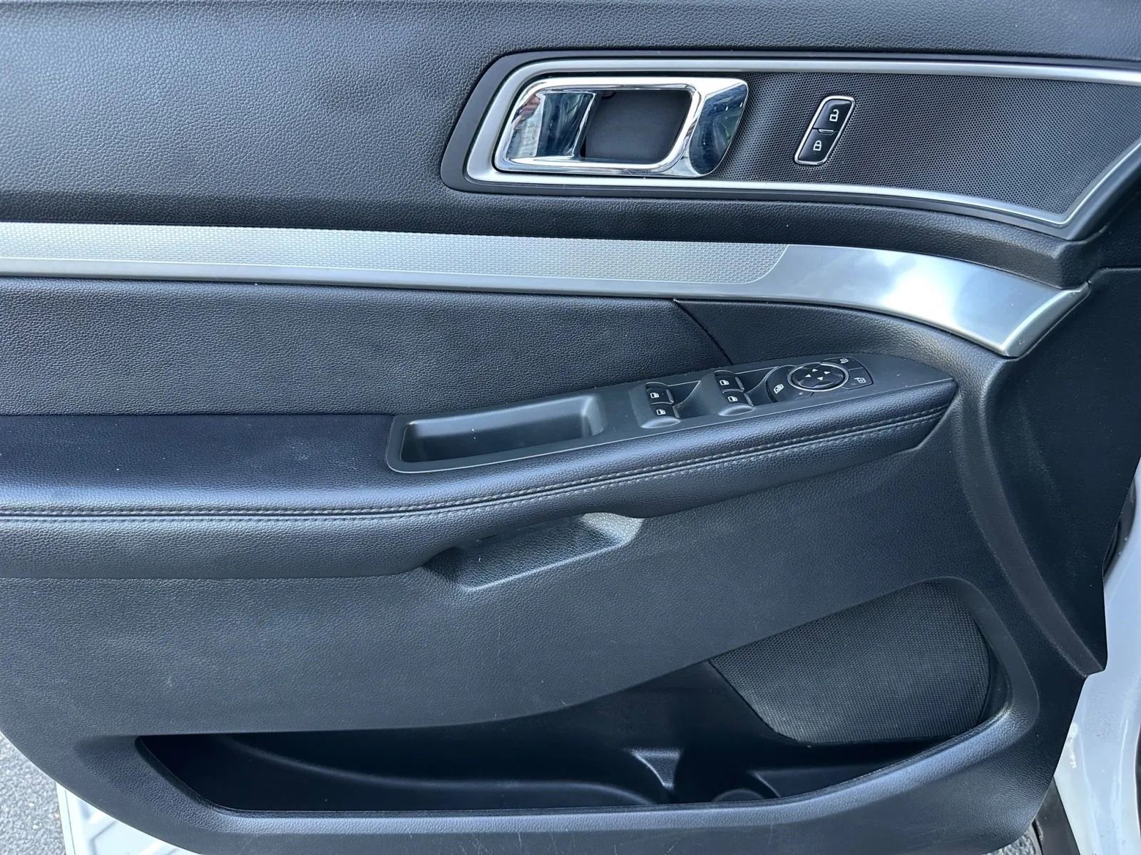 Used 2017 Ford Explorer XLT w/ Equipment Group 202A image 17