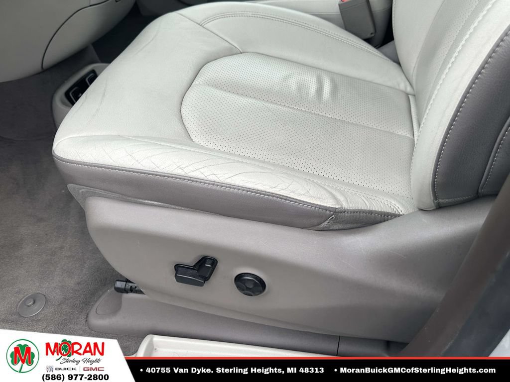 Used 2017 Chrysler Pacifica Touring-L Plus FWD image 19