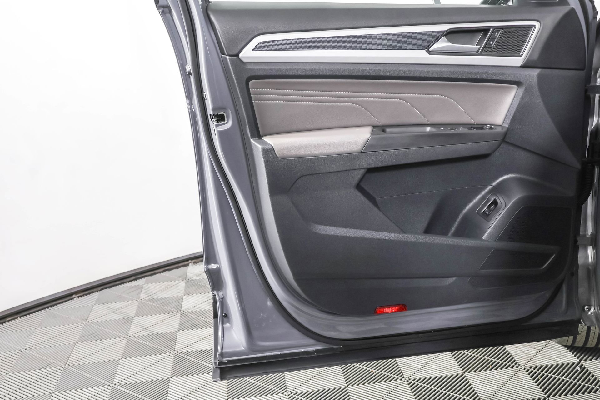 Used 2022 Volkswagen Atlas Cross Sport SEL image 36