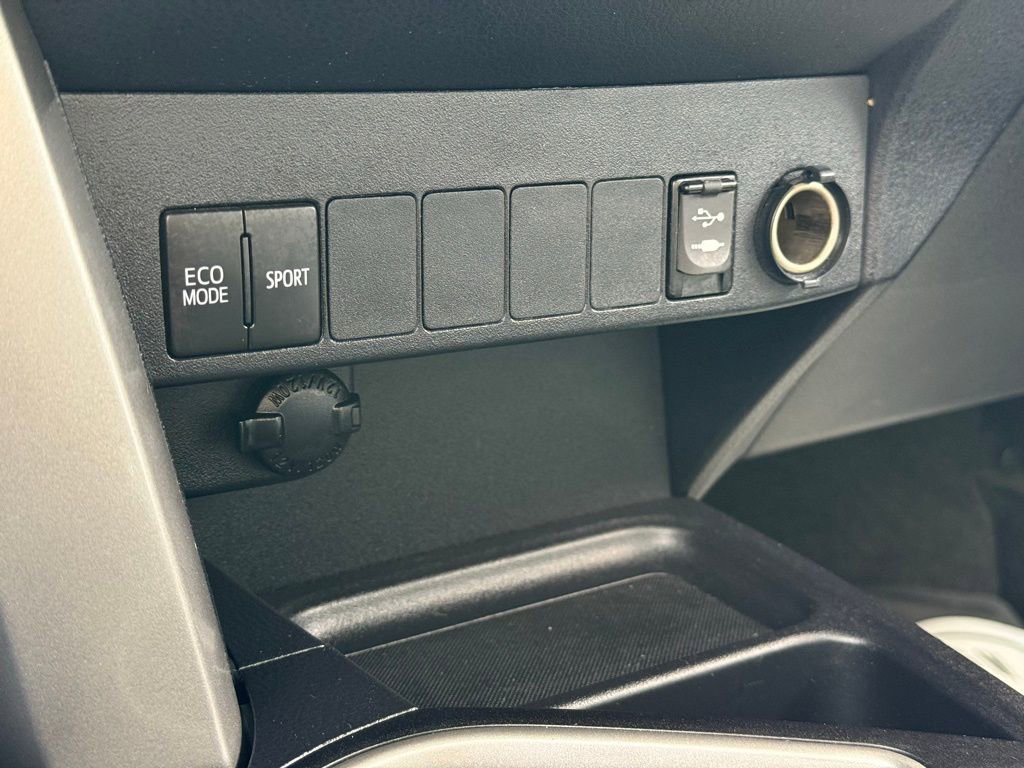 Used 2017 Toyota RAV4 XLE image 18