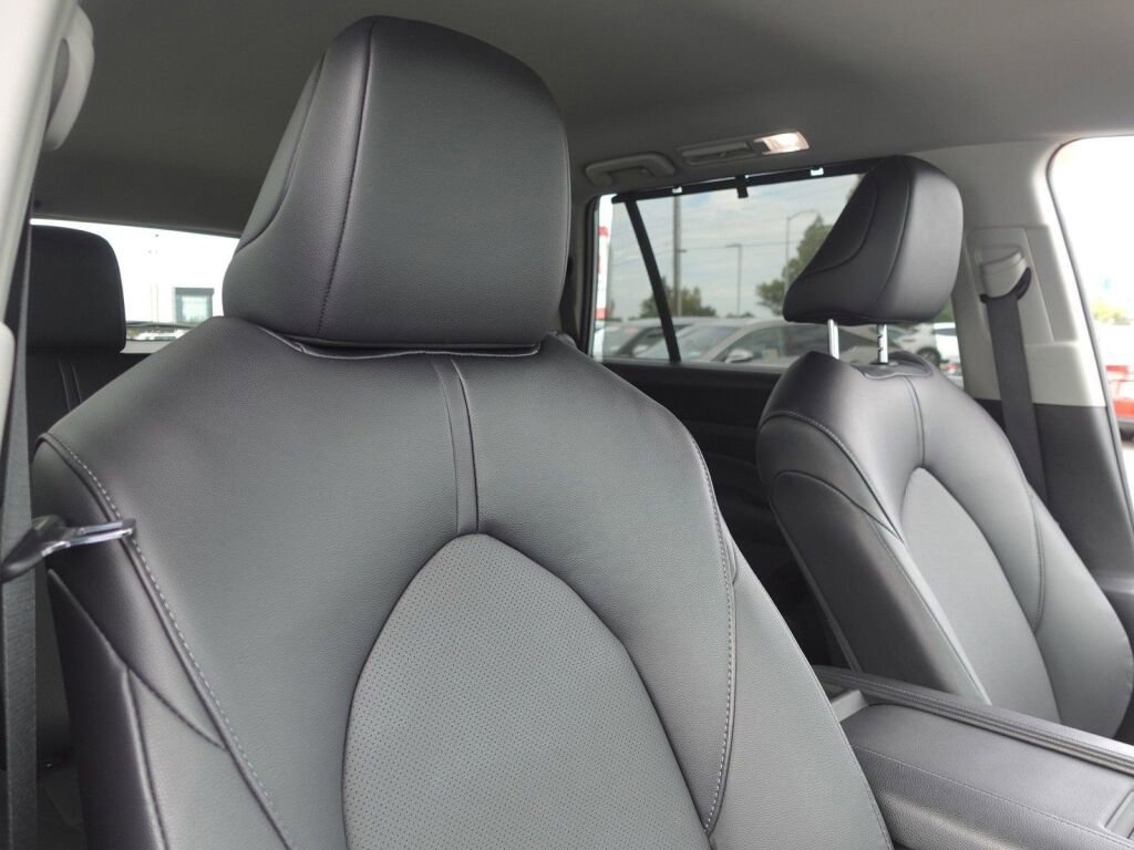 Certified 2025 Toyota Grand Highlander AWD image 15