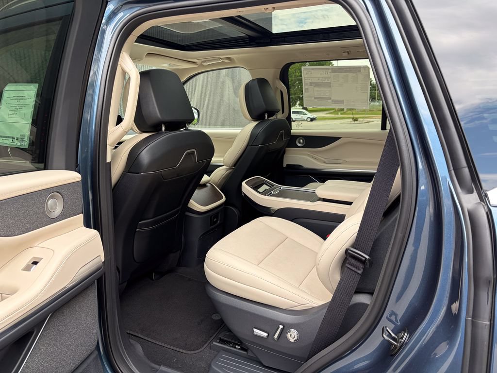 New 2027 Lincoln Navigator Reserve AWD/4WD image 19